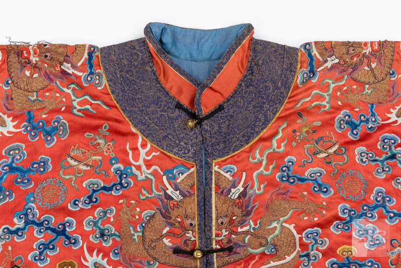 A Chinese embroidered silk robe, - 图2